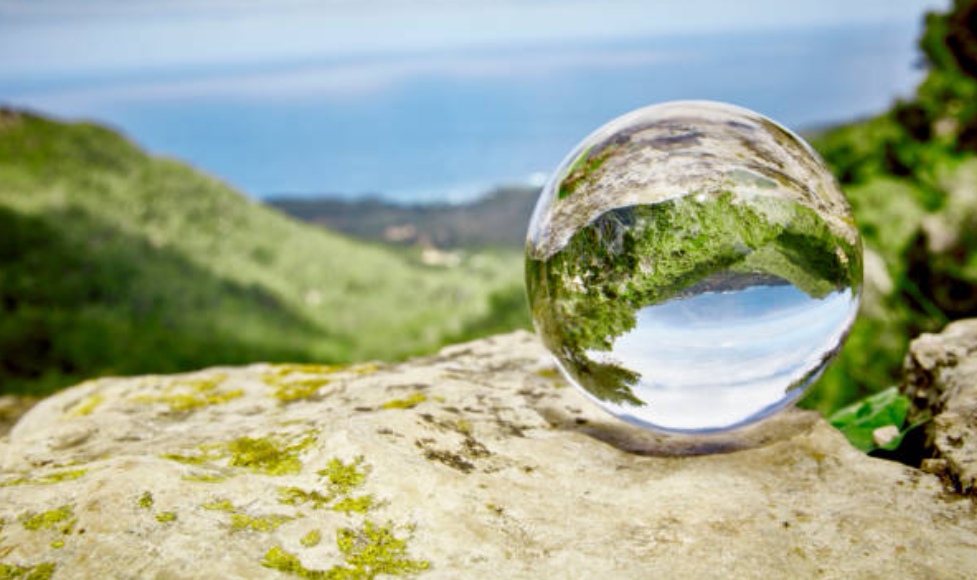 une boule de cristal sur un rocher